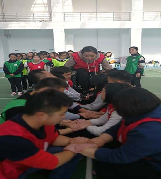 培訓快(kuài)訊培訓時(shí)間(jiān)：11月(yuè)8-9日(rì)培訓地(dì)點:和(hé)平校(xiào)區(qū)培訓單位:甘肅**大(dà)學培訓課程:拓展培訓人(rén)數(shù)：56人(rén)