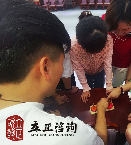 培訓快(kuài)訊培訓時(shí)間(jiān)：8月(yuè)21日(rì)培訓地(dì)點:西(xī)安培訓單位:西(xī)北(běi)某教育培訓中心新入職培訓課程:拓展