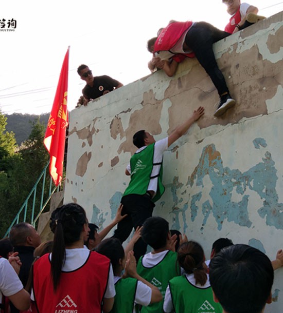 培訓快(kuài)訊培訓時(shí)間(jiān)：7月(yuè)29日(rì)培訓地(dì)點:城(chéng)建培訓中心培訓單位:蘭州火(huǒ)*商學院培訓課程:拓展培訓人(rén)數(shù)：28人(rén)