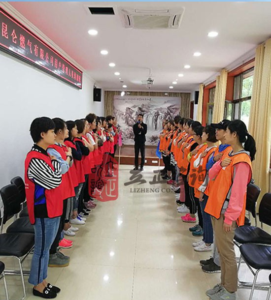 培訓快(kuài)訊培訓時(shí)間(jiān)：7月(yuè)2日(rì)培訓地(dì)點:城(chéng)建培訓中心培訓單位:甘肅中石油昆侖燃氣有(yǒu)限公司培訓課程:拓展培訓人(rén)數(shù)：29人(rén)培訓老(lǎo)師(shī):王永康、桑浩勳後勤:魏萬裡(lǐ)周明(míng)業(yè)務人(rén)員(yuán)：齊亞