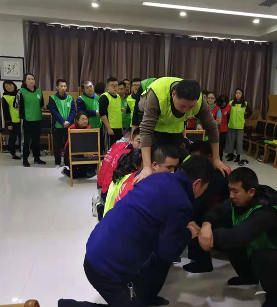 培訓時(shí)間(jiān)：2月(yuè)27日(rì)培訓地(dì)點:隴南(nán)武都(dōu)培訓單位:中國(guó)**銀(yín)行(xíng)隴南(nán)分(fēn)行(xíng)培訓課程:拓展培訓人(rén)數(shù)：40人(rén)