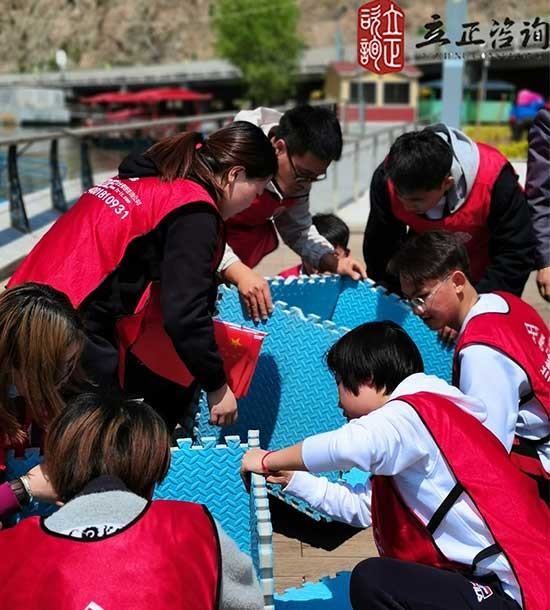 培訓快(kuài)訊培訓時(shí)間(jiān)：4月(yuè)28日(rì)培訓地(dì)點:劉家(jiā)峽培訓單位:甘肅建投集團**公司培訓課程:“知(zhī)黨史憶征程”黨建活動部分(fēn)拓展項目介紹：天使之手——目标的(de)定位與實施項目類型：雙人(rén)協作(zuò)項目培訓形式：小(xiǎo)組成員(yuán)被随機(jī)