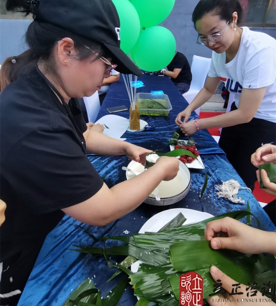 培訓快(kuài)訊培訓時(shí)間(jiān)：2021年(nián)6月(yuè)14日(rì)培訓地(dì)點:和(hé)銳德廠(chǎng)區(qū)培訓單位:甘肅和(hé)銳德公司（徐工(gōng)挖掘機(jī)）培訓課程:端午節主題團建活動項目介紹這(zhè)個(gè)項目叫朱德的(de)扁擔：每支代表隊選派男(nán)女(nǚ)各2名共4名隊員(yuán)參賽，參賽隊