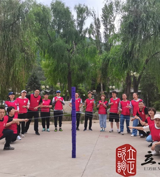 培訓快(kuài)訊培訓時(shí)間(jiān)：2021年(nián)7月(yuè)6日(rì)培訓地(dì)點：榆中興隆山(shān)培訓單位:甘肅**集團**公司培訓課程:中青年(nián)職工(gōng)拓展培訓班培訓項目介紹：合力建塔團隊成員(yuán)拉緊繩子(zǐ)末端控制(zhì)塔鈎移動，用(yòng)塔鈎将一(yī)塊塊塔吊起并按照(zhào)教