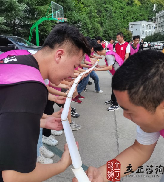 培訓快(kuài)訊培訓時(shí)間(jiān)：2021年(nián)7月(yuè)12-19日(rì)培訓地(dì)點：西(xī)安培訓單位：中鐵(tiě)**局**公司培訓課程：新員(yuán)工(gōng)入職培訓班團隊合作(zuò)項目鼓動人(rén)心培訓形式一(yī)個(gè)大(dà)鼓，把鼓的(de)四周拴上(shàng)16根繩子(zǐ)，每根繩子(zǐ)由一(yī)個(gè)人(rén)牽著(zhe)，在