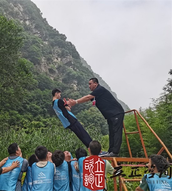 培訓快(kuài)訊培訓時(shí)間(jiān)：2021年(nián)7月(yuè)19-26日(rì)培訓地(dì)點:西(xī)安培訓單位:中鐵(tiě)**局**公司培訓課程:新員(yuán)工(gōng)入職培訓班個(gè)人(rén)挑戰項目淩空(kōng)飛(fēi)渡（高(gāo)空(kōng)斷橋）——挑戰、超越培訓形式在教練的(de)指導下(xià)穿上(shàng)保險衣扣上(shàng)保險繩