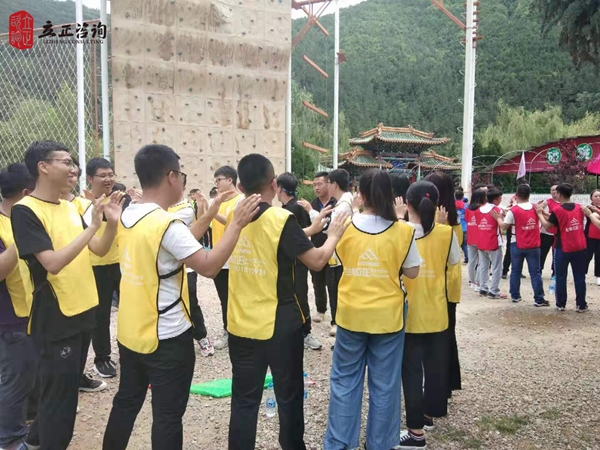 培訓快(kuài)訊培訓時(shí)間(jiān)：7月(yuè)23日(rì)培訓地(dì)點：榆中隆鑫山(shān)莊培訓單位：甘肅建投**公司新入職培訓課程：拓展培訓人(rén)數(shù)：55人(rén)